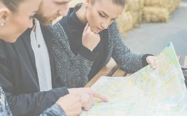 Personas consultando un mapa para planificar una ruta