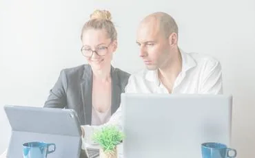 Equipo revisando un plan de trabajo en un portapapeles