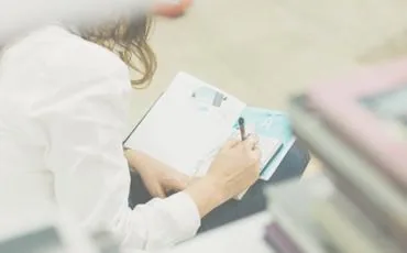 Estudiante tomando apuntes y organizando su formación